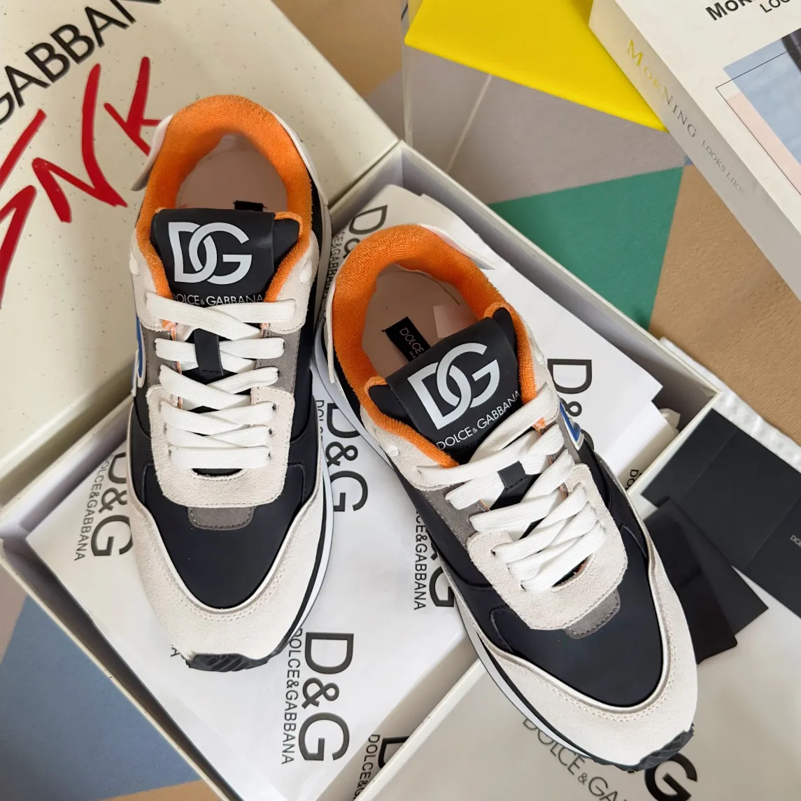 Factory P440💰D&G's latest Cushion series casual sports shoes, dad shoes, running shoes, original purchase and development, production, handmade, but always looking to the future. The new Cushion sneakers feature a two-tone suede upper accented by a mesh contrasting printed DG cross logo on the side. The lightweight, grippy rubber outsole adopts an innovative design to provide excellent performance, and the jacquard label adds timeless style. Exquisite packaging at the delivery counter🛍📦 ▪️ Fabric: Original custom-made first-layer cowhide ▪️ Lining: Original custom-made breathable towel lining ▪️ Sole: Original open-molded rubber material ▪️ Bottom thickness: 3.5CM ▪️ Size: Men's 38-45